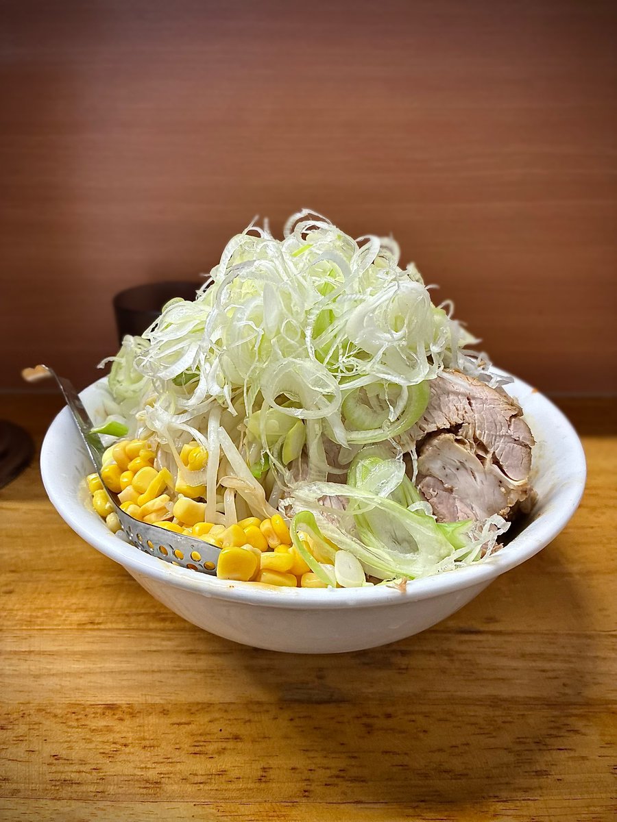UNDOWN5219's tweet photo. ラーメン二郎 立川店
@jirotachikawa 

7/28(火)定休火曜の特別営業

限定
【冷やし味噌汁なし】1150円

SD変更50円
玉ねぎ&amp;コーン150円
ネギ150円

今週は冷やしの味噌汁なし
野菜も冷えてた😳❕
SD変更したら店主さんが俺たちの思いを踏みにじるなんてとツッコミが🤣🙏🏻
味噌冷やし最高👍

Gochi🙏🏻💯 https://t.co/o9Ps5oBjFF