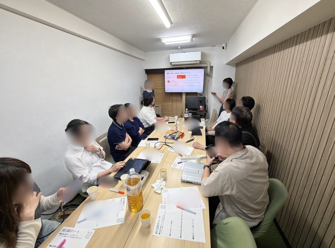 mamamasu_3's tweet photo. 昨日、参加者全員LTの3スライド限定LT会を主催しました。

初めてLTやる方も多く、やはりこのコンセプトの素晴らしさを感じます。
@Kohki_Takatama 👏

こじんまりとしたスペースだったのもあり、むしろ話しやすかったですね。

それぞれ、自分にとってはちょっとした悩みや経験でも、誰かにとっては聞きたい内容であることも多いです。

例えば、フリーランスってハードル高いと思ってたけど、ちゃんと知って準備したらそんなに怖くない！
...など。こういう失敗や悩みを乗り越えたよって話が他の誰かの背中を押すことになります。

そんな機会を作っていって、エンジニア全体がOneUpしていけるといいなぁと思ってます💡