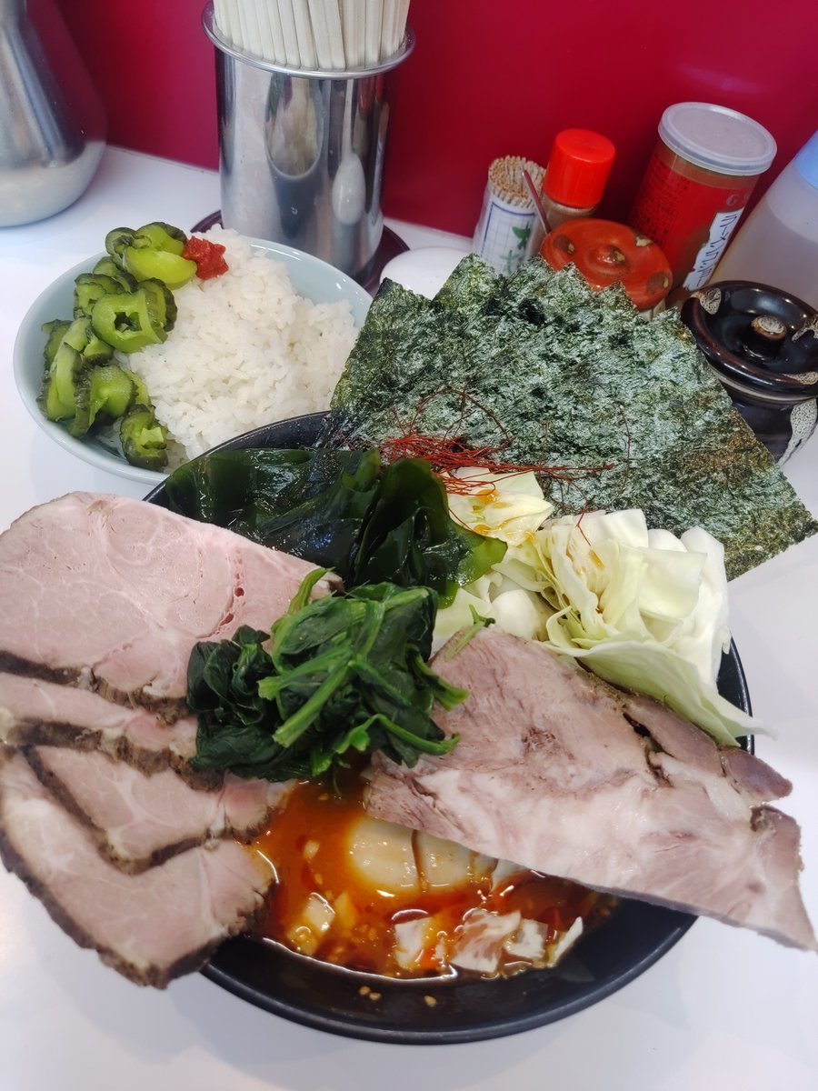 tiidan_kimetsu's tweet photo. お昼
#ラーメン塚田家
夏限１辛(硬)＋🍚大
TP炭焼き🥩×２、海苔、ワカメ、生キャ

💘🙇‍♂

今シーズン初夏限🤩🌴
相変わらず胡麻と花椒の風味がすごいぜ🤯
辛さUPしたとの噂ですが、ワイには１辛が多分おいしく食べられる限界😅

炭焼き🥩は思ったより香り控えめ、もっと強くていいな🤔

大盛況の昼🤗 https://t.co/zBQzyuiqaK