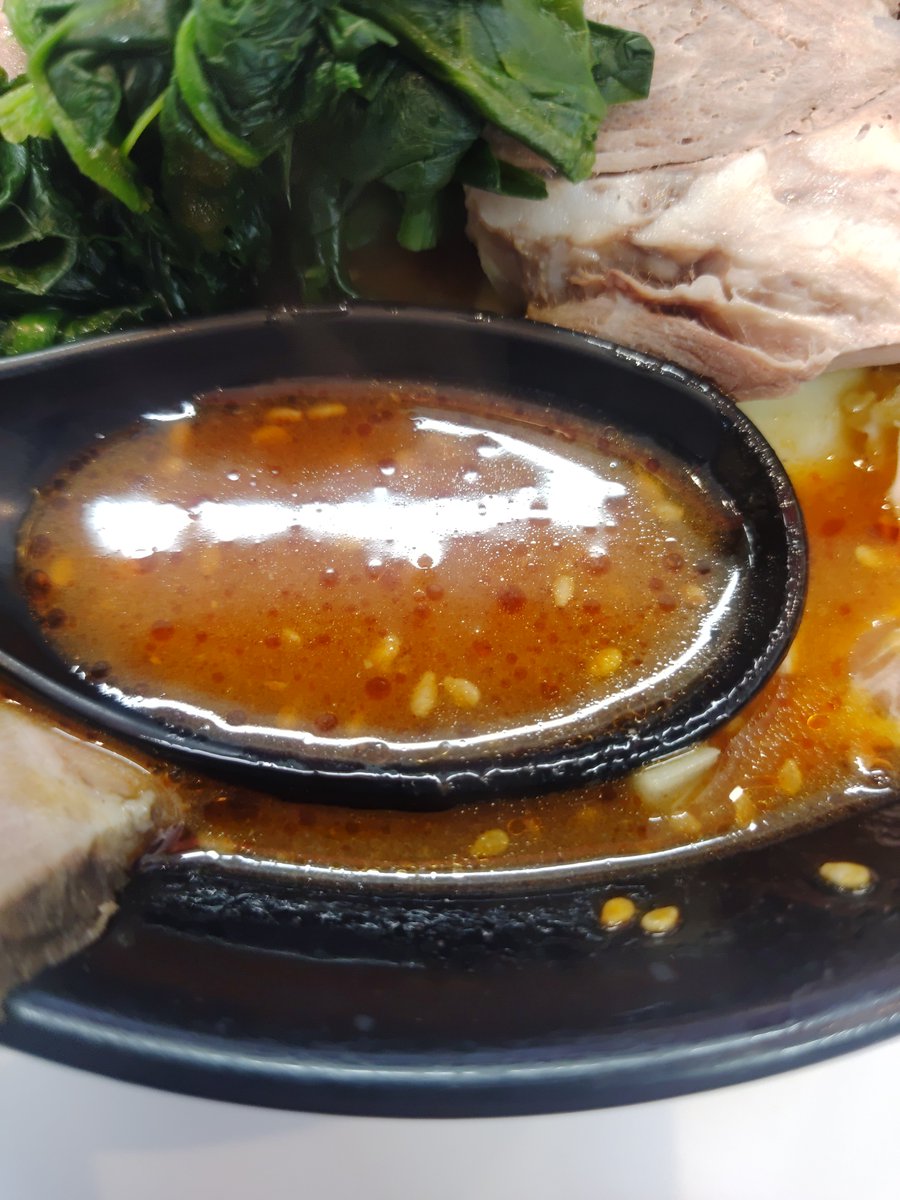 tiidan_kimetsu's tweet photo. お昼
#ラーメン塚田家
夏限１辛(硬)＋🍚大
TP炭焼き🥩×２、海苔、ワカメ、生キャ

💘🙇‍♂

今シーズン初夏限🤩🌴
相変わらず胡麻と花椒の風味がすごいぜ🤯
辛さUPしたとの噂ですが、ワイには１辛が多分おいしく食べられる限界😅

炭焼き🥩は思ったより香り控えめ、もっと強くていいな🤔

大盛況の昼🤗 https://t.co/zBQzyuiqaK