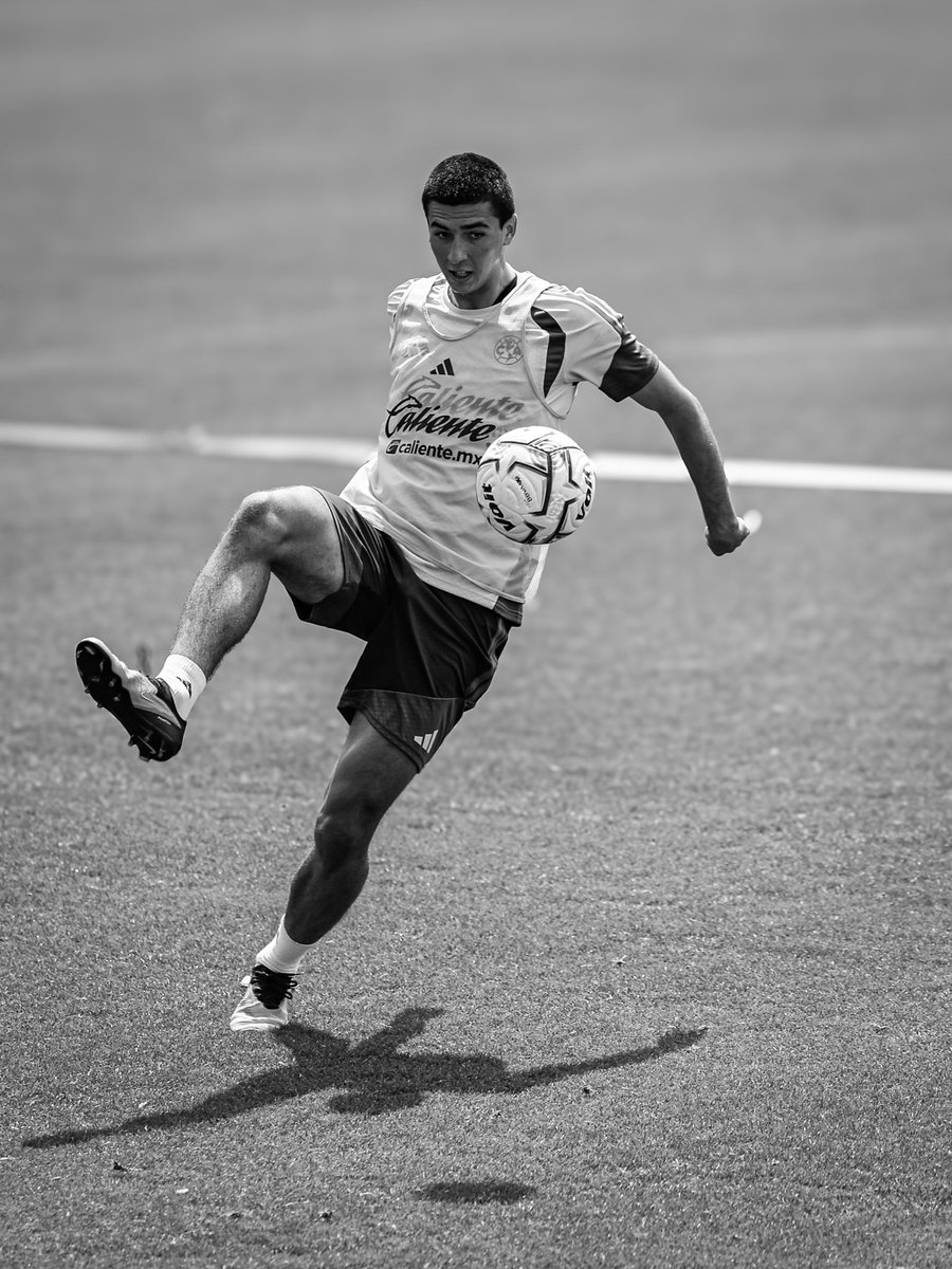 ClubAmerica's tweet photo. Hoy dejamos que el blanco y negro hablen por sí solos. 📸⬛️⬜️
Entre el negro y el blanco existen 256 matices de gris. ¿Cuántos alcanzas a ver? 👀🦅 https://t.co/v25OCjCgEp