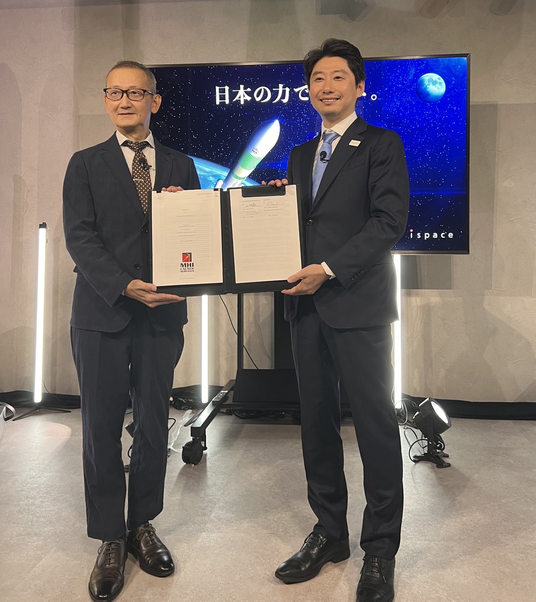ispace_JP's tweet photo. 📣ispaceと三菱重工、H3ロケットによるULTRAランダー打ち上げ契約締結発表の共同記者会見を実施
ispaceと三菱重工業は、2028年に予定している月面着陸ミッションでのULTRAランダー打ち上げに関して、H3ロケットによる輸送サービス契約を締結しました。
先ほど行われた会見では、両社の代表挨拶や契約締結の署名セレモニーに加え、トークセッションも実施されました！

三菱重工が有する確かな打ち上げ技術と、ispaceのランダー開発・運用実績。日本の民間企業が連携する月面輸送システムの実現は、国内の宇宙産業がさらに月へと近づく画期的な一歩です。
国産ランダー×国産ロケットで、民間主導による日本の月面輸送システム構築を目指します🚀🌕

詳細はこちらをご覧ください
https://t.co/zRmX0dgsvo

#ispace #ULTRA #月着陸船 #宇宙開発