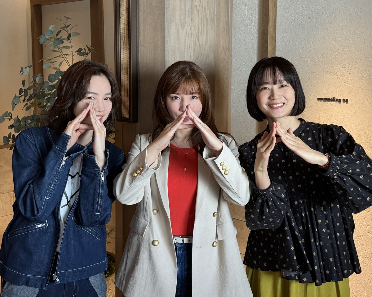 middle30_fujitv's tweet photo. ⊹ 📸𝘖𝘍𝘍 𝘚𝘏𝘖𝘛📸 ⊹

はるきゃん×くるまき×薫子
　　“ズッ友”3人組♡

ミドサーの大人3人は
ドラマタイトルのTokyoにちなみ
東京タワーのポーズをしています🤭

第1話TVer無料配信中*･゜
　Tokyo middle 30🪽
￣￣￣￣￣￣￣￣￣￣￣
#東京ミドサー
#仲里依紗 #のん #深川麻衣
#岡本望来 #崎浜梨瑚 #梨里花