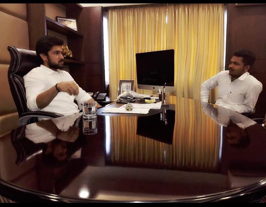 AtulRaghunatho's tweet photo. @ruturajdyp दादा गुरुपौर्णिमेच्या शुभेच्छा!

ना वयाचे बंधन, ना नात्याचे जोड

ज्याला आहे अगाध ज्ञान, जो देई नि:स्वार्थ दान, गुरु त्यासी मानावा, देव तेथेची जाणावा,

गुरुपौर्णिमेच्या शुभेच्छा!💐💐👍🏻 https://t.co/ixWAPUCLPI