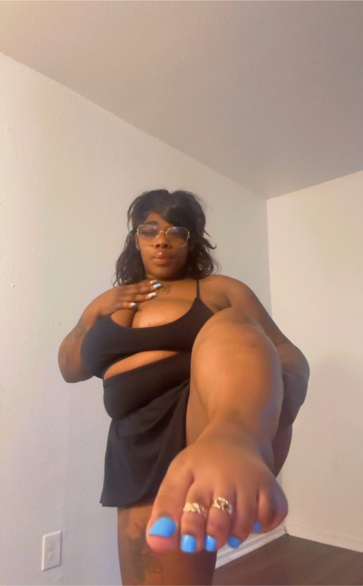 MiniPrettyX's tweet photo. Hi-Ya 😝💙👣 #fyp #toes #explore #feetfetısh https://t.co/0nwUsg8l1N