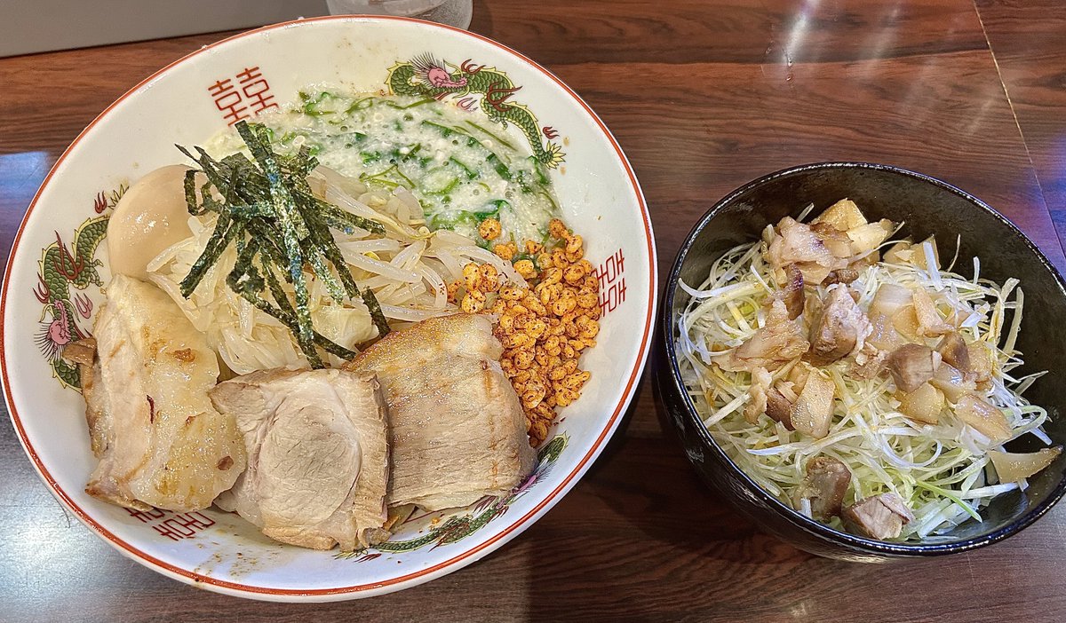 Melchicken_'s tweet photo. 🍜

限定【冷やしまぜネバネバ三昧🌱】
+ ネギトッピング(+100円)
+ 極太麺に変更

暑いなかスルスル食べれるまぜそば最高🍜
味変アイテムのネギもモリモリ🌳

まんぷくぷく😋💮

#めるちきの麺ヘラ生活 https://t.co/e6HczBoeVi
