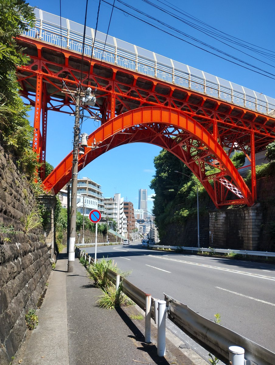 Japanrailway_s's tweet photo. 横浜市中区打越
打越橋と谷間から見えるランドマークタワー
この橋は……………ですね https://t.co/vcSc9jc2UO