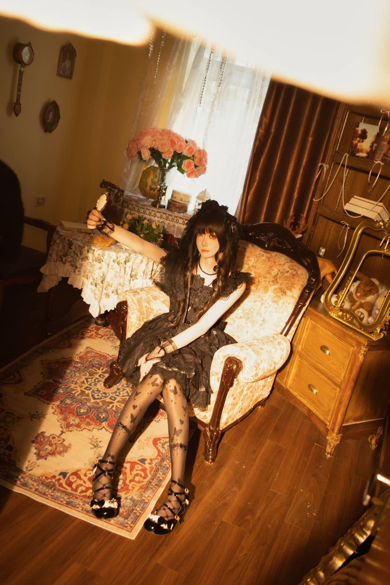 A1rdNkvv's tweet photo. 午后柔光漫过复古洋房
黑裙裹挟着慵懒氛围感
目光所及，是含蓄又暧昧的浪漫✨

#lolita妆造 #哥特Lolita #伪娘 #武汉约妆 #男娘 https://t.co/FsNMKnaakK