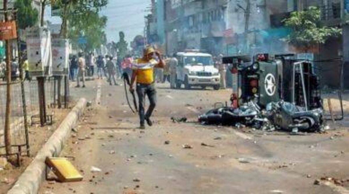 Muslim_ITCell's tweet photo. Mohan Yadav's Madhya Pradesh.

Court Clears 11 Muslims After 867 Days Behind Bars.

A Madhya Pradesh local court has acquitted 11 Muslim men charged with throwing petrol bombs in the 2022 Khargone Ram Navami violence.  

The judge ruled Madhya Pradesh police framed them on false Hindu complaints and produced zero evidence of any bombs, they spent nearly two-and-a-half years in jail for a case that collapsed in court.  

During the same violence, Muslim homes were vandalised, cars torched, and even PM Awas houses bulldozed. Police had also named a man whose both hands were amputated as a “stone-pelter.”