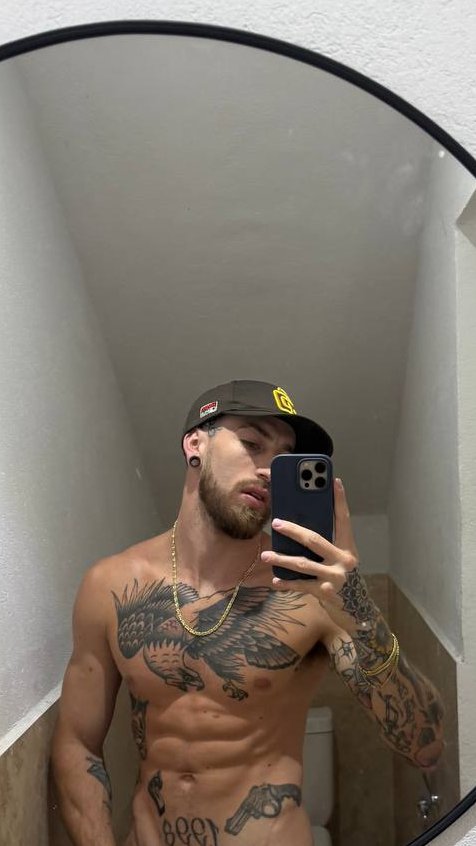 mstrtitus's tweet photo. Do i look better without the clothes?😘 https://t.co/0By2ablRnm