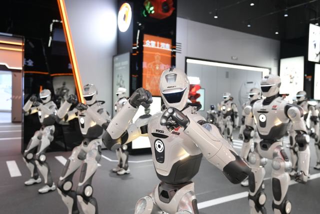 helloxana's tweet photo. First batch of "Henan-made" ENGINEAI T800 humanoids rolled off the line. 1.73m, full-size, heading to North America and Europe. Same bot that fights in the URKL league.
From a fighter to a factory worker
#HumanoidSignal #ENGINEAI #T800 #HumanoidRobots https://t.co/4GSqXyEVLT