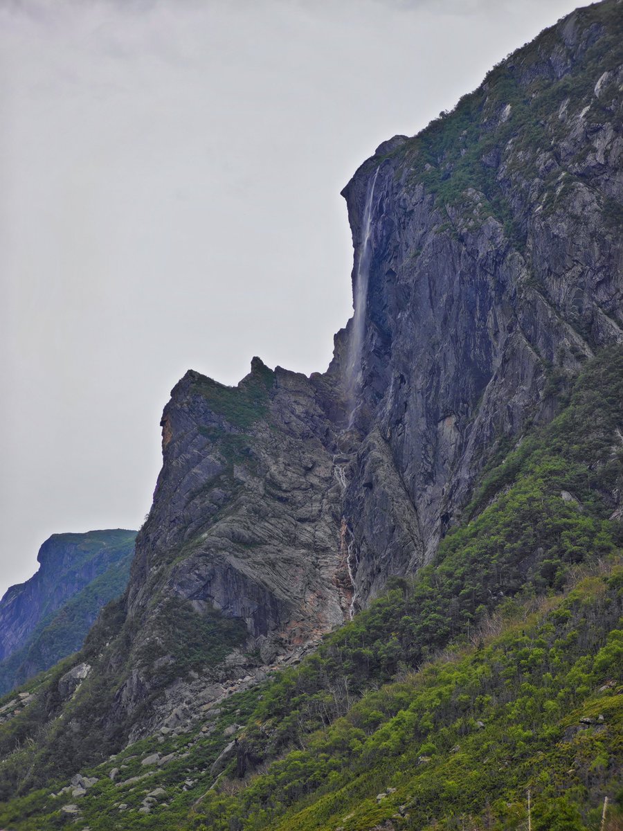 dereklee0329's tweet photo. #Newfoundland Day 4 Gros Morne - Saint Lunaire-Griquet
上午离开南岸去往Gros Morne最著名的Western Brook Pond游船，这是罕见的内陆淡水峡湾，是冰川刨蚀作用的结果。湖水因为地壳抬升，慢慢变成了淡水湖。岸边悬崖最高670米，湖水最深处165米。先走单程267公里进去再坐船，全程2小时。可惜天阴 https://t.co/HDO006MCP9