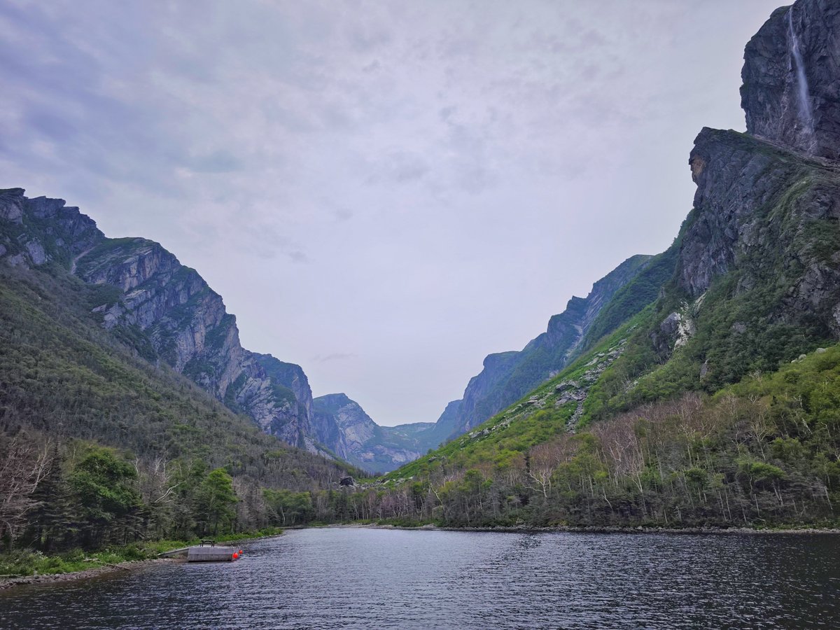 dereklee0329's tweet photo. #Newfoundland Day 4 Gros Morne - Saint Lunaire-Griquet
上午离开南岸去往Gros Morne最著名的Western Brook Pond游船，这是罕见的内陆淡水峡湾，是冰川刨蚀作用的结果。湖水因为地壳抬升，慢慢变成了淡水湖。岸边悬崖最高670米，湖水最深处165米。先走单程267公里进去再坐船，全程2小时。可惜天阴 https://t.co/HDO006MCP9