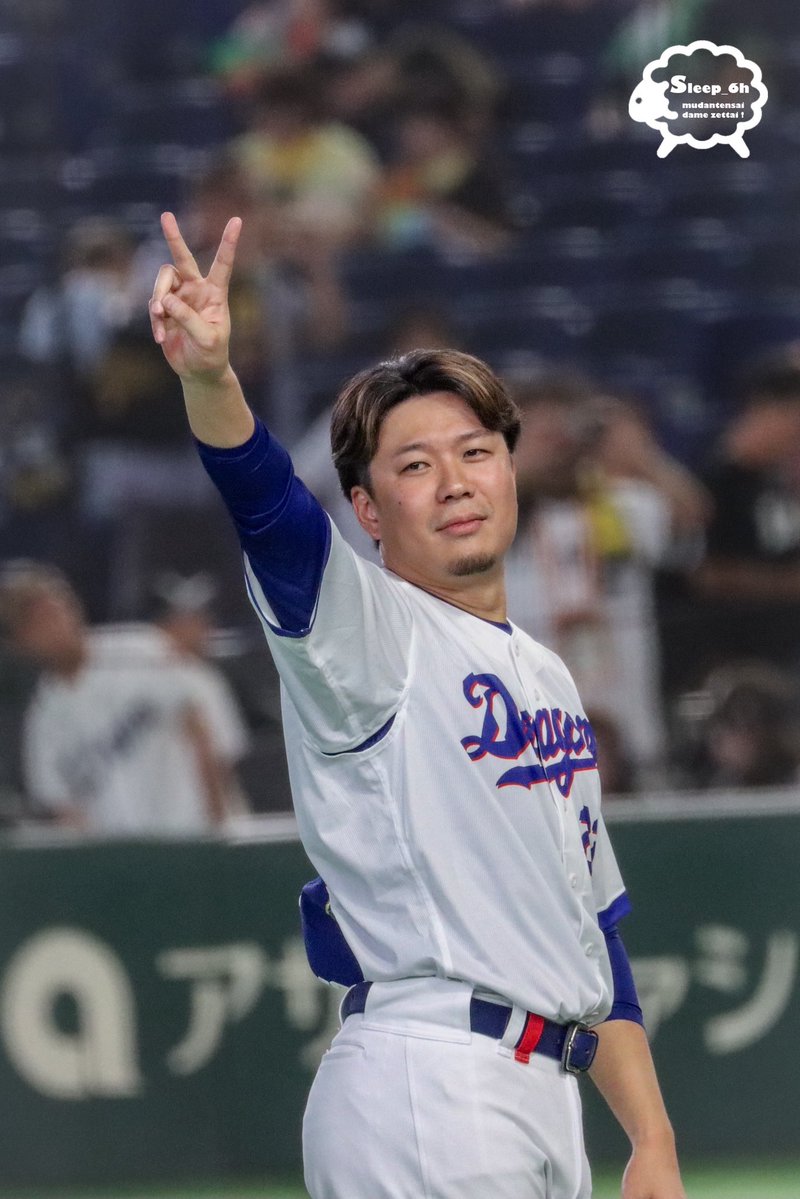 sleep_6h's tweet photo. エキサイトにいたキッズ達の「おおのせんしゅ〜！」に反応して長めのファンサしてる大野さん控えめに言ってかっこよすぎる

🗓️2026.07.28 - 東京ドーム
#マイナビオールスターゲーム2026 
#大野雄大 
#dragons https://t.co/cWTGyqwwhE