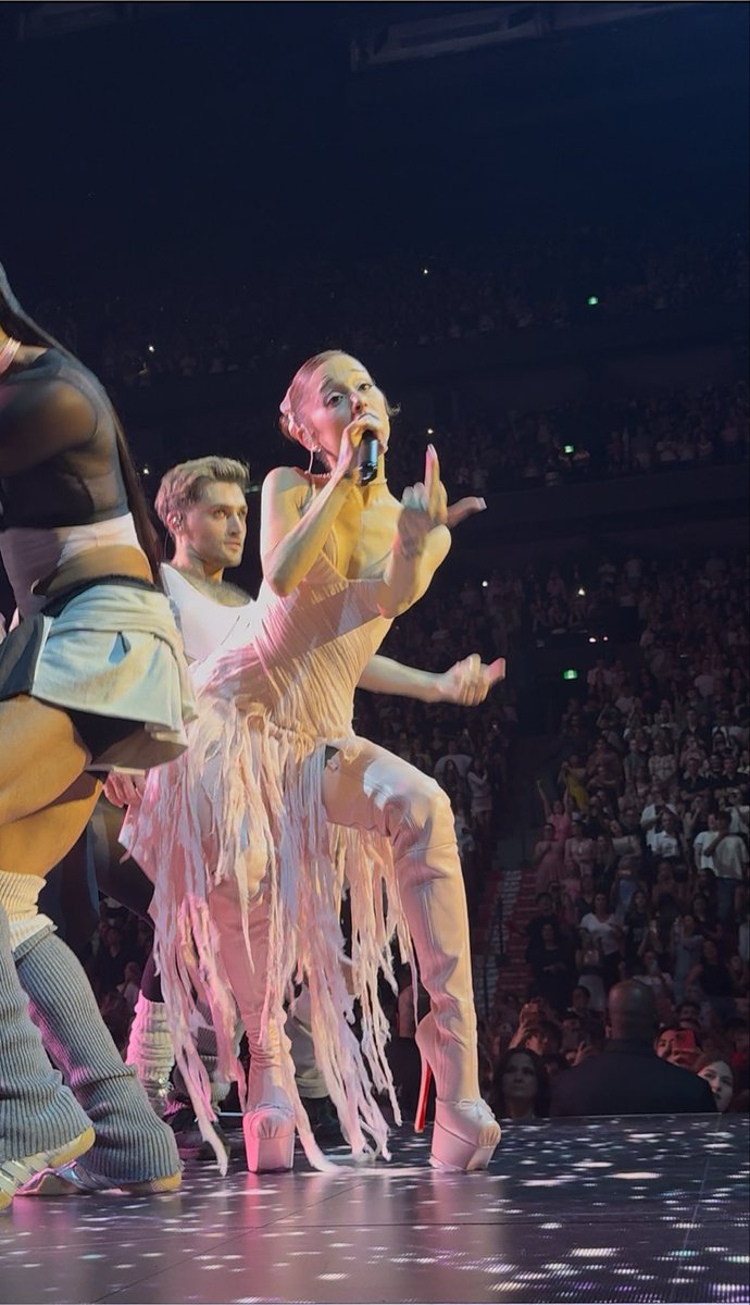 saletynet's tweet photo. ARIANA FLIPPED ME OFF !!!!!!!! https://t.co/T9sztOgFnB