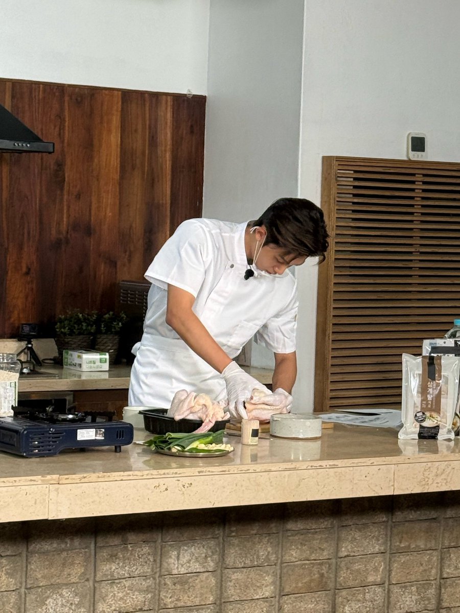 ryulcheesenut's tweet photo. reflek gadein sertifikat tanah buat modal nikah sama kim ryul di monas trs cateringnya ricebowl issho ni ganbatte yang tori spicy melted cheese enak tuh (gw laper) trs keluarga besar dan besan naik rosalia indah aja kali ya https://t.co/alQz8HocQx