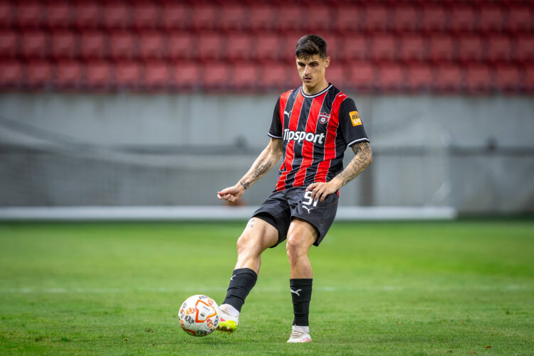 hrsporthr's tweet photo. Marin Laušić promašio je ključni penal, a Spartak Trnava je ispao iz Konferencijske lige. Težak trenutak za hrvatskog vezista! 😔⚽️ #nogomet #CSKA1948 https://t.co/0fQasd5cOD