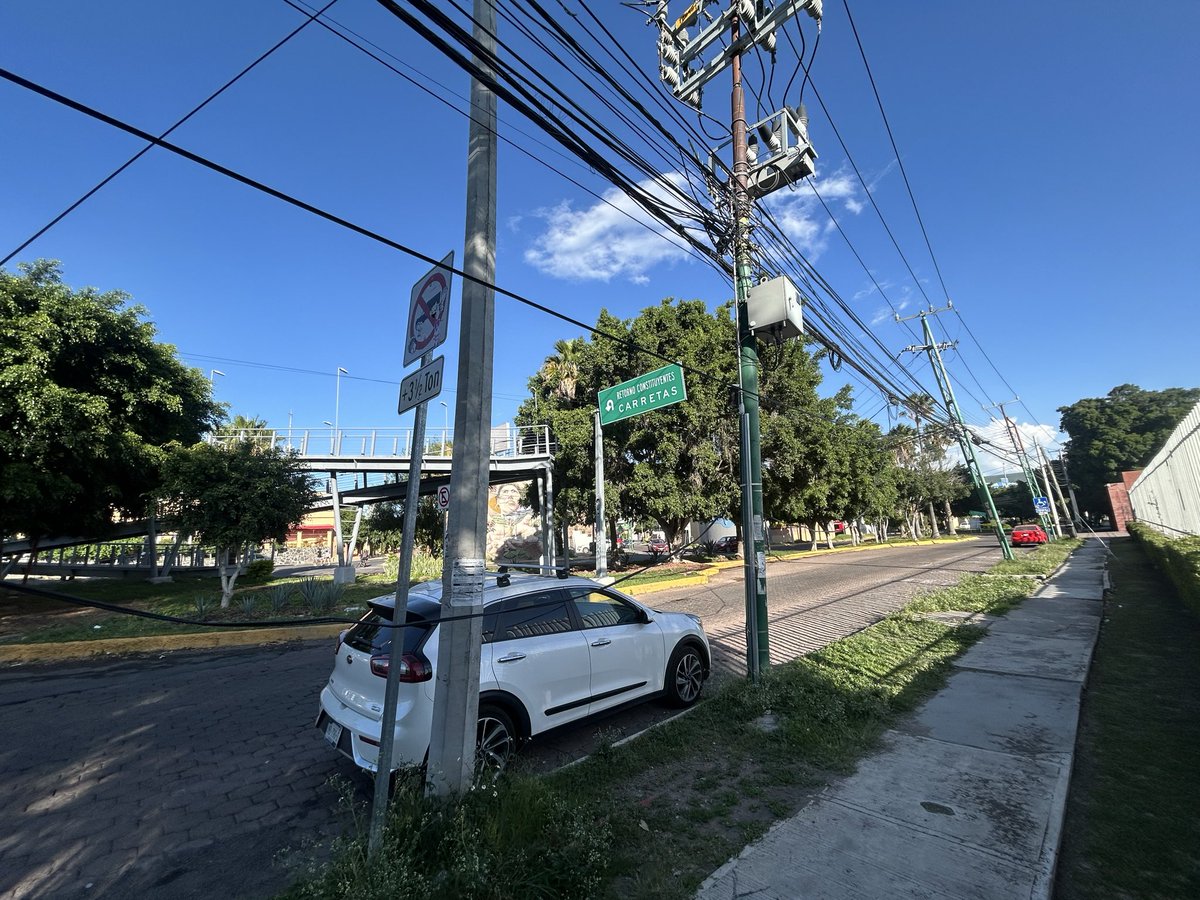LetiBecerril's tweet photo. Veo que están retirando cableado en desuso en varias calles en Querétaro. Quiero reportar que tenemos varios postes ya inclinados por el peso de los cables en la colonia Quintas del Marqués, ya hubo un cable de CFE  que energizó la calle Fray Pedro de Córdoba, @qromunicipio  urge https://t.co/Ch3tsBZiEI