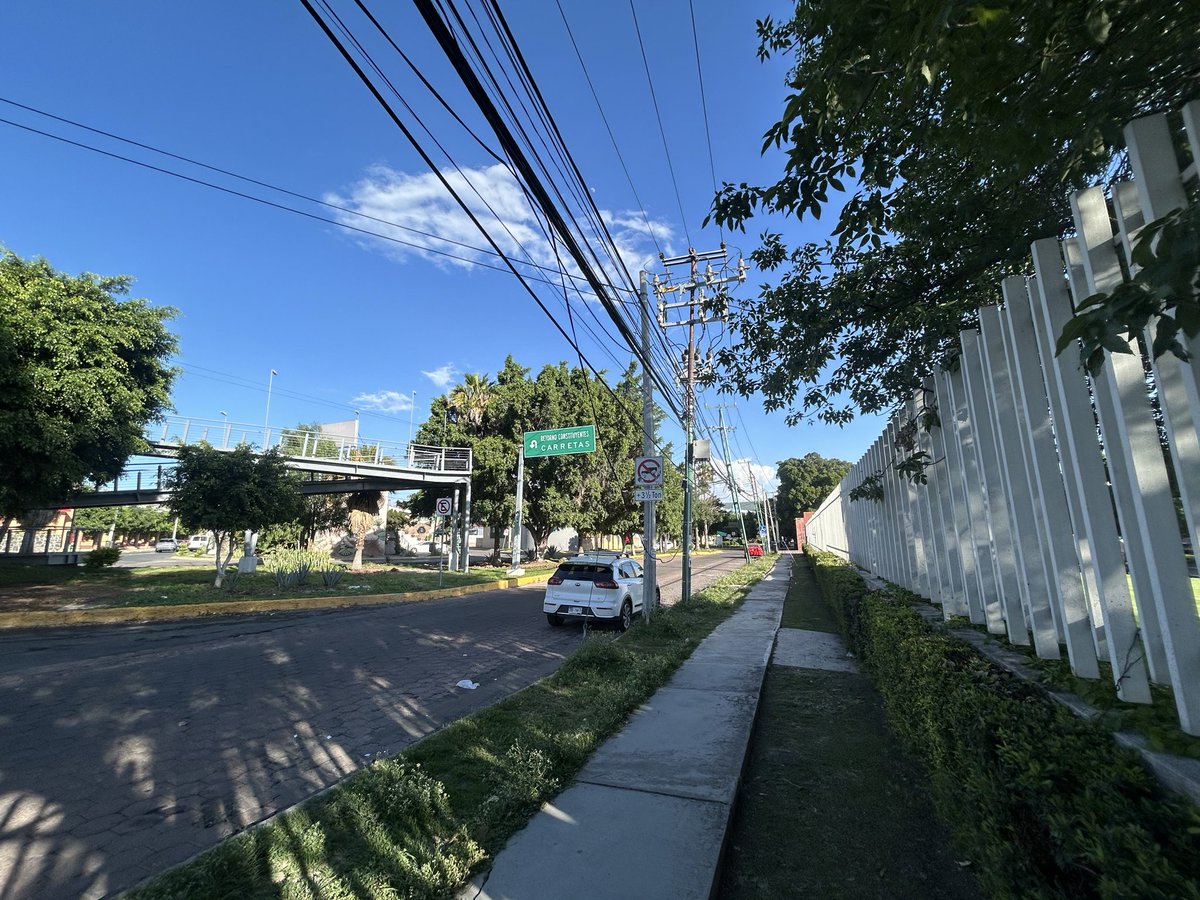 LetiBecerril's tweet photo. Veo que están retirando cableado en desuso en varias calles en Querétaro. Quiero reportar que tenemos varios postes ya inclinados por el peso de los cables en la colonia Quintas del Marqués, ya hubo un cable de CFE  que energizó la calle Fray Pedro de Córdoba, @qromunicipio  urge https://t.co/Ch3tsBZiEI