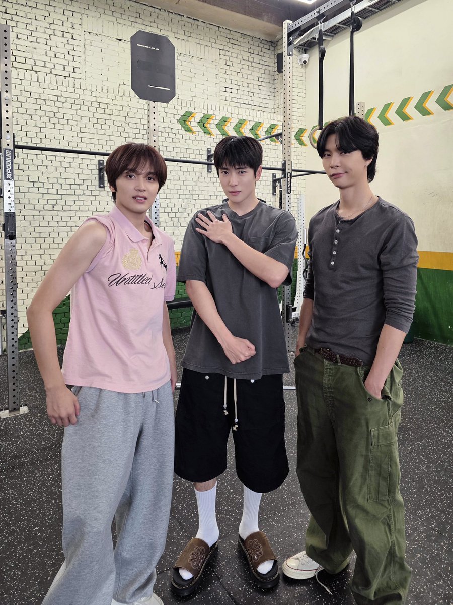 Yfungho's tweet photo. Today’s mission: confuse everyone. Am I channeling Jaehyun or Haechan? Wrong answers are still welcome. 😌 https://t.co/jbsW3DQ4xJ