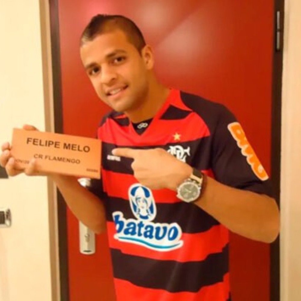 RoneyHenriqueP1's tweet photo. Se forçar mais um pouquinho, você caga né, @_felipemelo_?

Ninguém sabe que você vivia ligando pra diretores do @Flamengo implorando pra voltar...

Ninguém sabe que você, toda janela de transferência, ligava pro Flamengo perguntando se tinha espaço pra você...

Sua raiva é pq em todos esses anos, todo mundo no clube olhou pro teu caráter e pensou:

"Pra quê trazer esse verme, mau caráter de volta? Deixa ele lá, no ostracismo dele, achando que é um baita jogador mas a única coisa que fez no futebol foi conseguir eliminar a seleção com um gol contra na copa do mundo. De resto, é só mais um carniceiro que a gente vendeu pro mundo e teve algum trouxa pra comprar".

Tu é um bosta, cara.