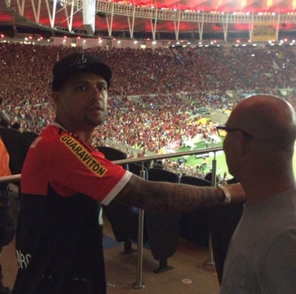 RoneyHenriqueP1's tweet photo. Se forçar mais um pouquinho, você caga né, @_felipemelo_?

Ninguém sabe que você vivia ligando pra diretores do @Flamengo implorando pra voltar...

Ninguém sabe que você, toda janela de transferência, ligava pro Flamengo perguntando se tinha espaço pra você...

Sua raiva é pq em todos esses anos, todo mundo no clube olhou pro teu caráter e pensou:

"Pra quê trazer esse verme, mau caráter de volta? Deixa ele lá, no ostracismo dele, achando que é um baita jogador mas a única coisa que fez no futebol foi conseguir eliminar a seleção com um gol contra na copa do mundo. De resto, é só mais um carniceiro que a gente vendeu pro mundo e teve algum trouxa pra comprar".

Tu é um bosta, cara.