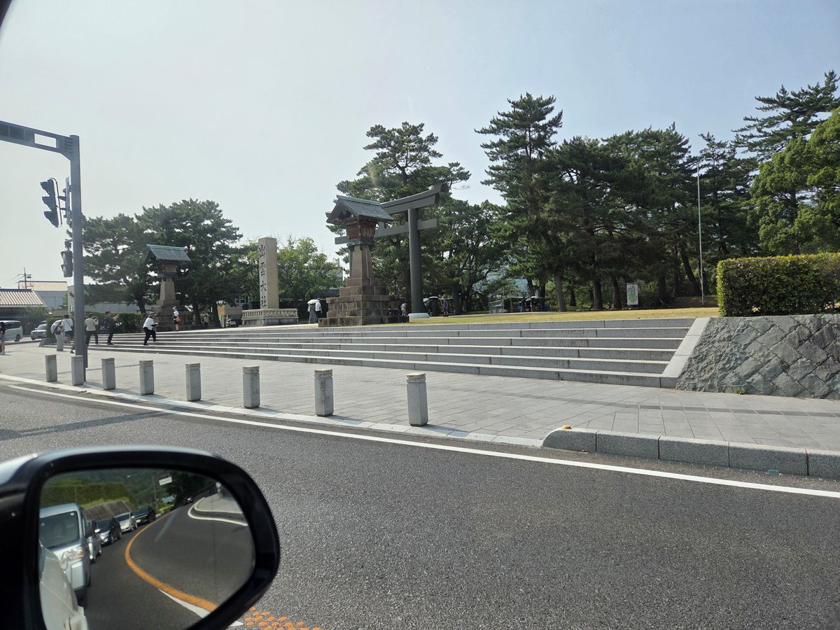 A8800454's tweet photo. 松江ビジターセンター2階の展示コーナーにあった「約2000年前の地形」と現在の地形を比べてみました。
「現代の地形に約2000年前の地形を重ねてみたものです。出雲平野の半分が湖だったことがわかります。当時の斐伊川は宍道湖ではなく日本海に注いでいました。また陸地だったところには人間の住んでいた跡が数多く発見されています。」（説明書きより）
斐伊川は、あの「幸運なんです雲南です」から流れてくる川です。この日本海から宍道湖への付け替えは、300年ぐらい前、江戸時代に行われたとのことで、関西の大和川付け替えと似たような時期です。
一方、国土交通省のホームページ
日本の川 - 中国 - 斐伊川 - 国土交通省水管理・国土保全局
には、宍道湖の洪水対策として、日本海側に流れている、西隣の神戸川とを連絡流路で結んで、斐伊川から宍道湖へ流れる流量調整を行っている説明がありました。
なるほど、宍道湖の北側の国道431号線を走っていると、結構湖面が近いことを実感します。これが日本海に流れるには、松江市中心部の大橋川経由で、まず、中海に流れ込み、それから本日通って来た境水道の細長いところを通ってやっと日本海に流れる訳です。
この地方は今回初めての訪問ではありませんが、このような治水メカニズムがあることに全く気が付きませんでした。
＃出雲平野
＃斐伊川
＃宍道湖