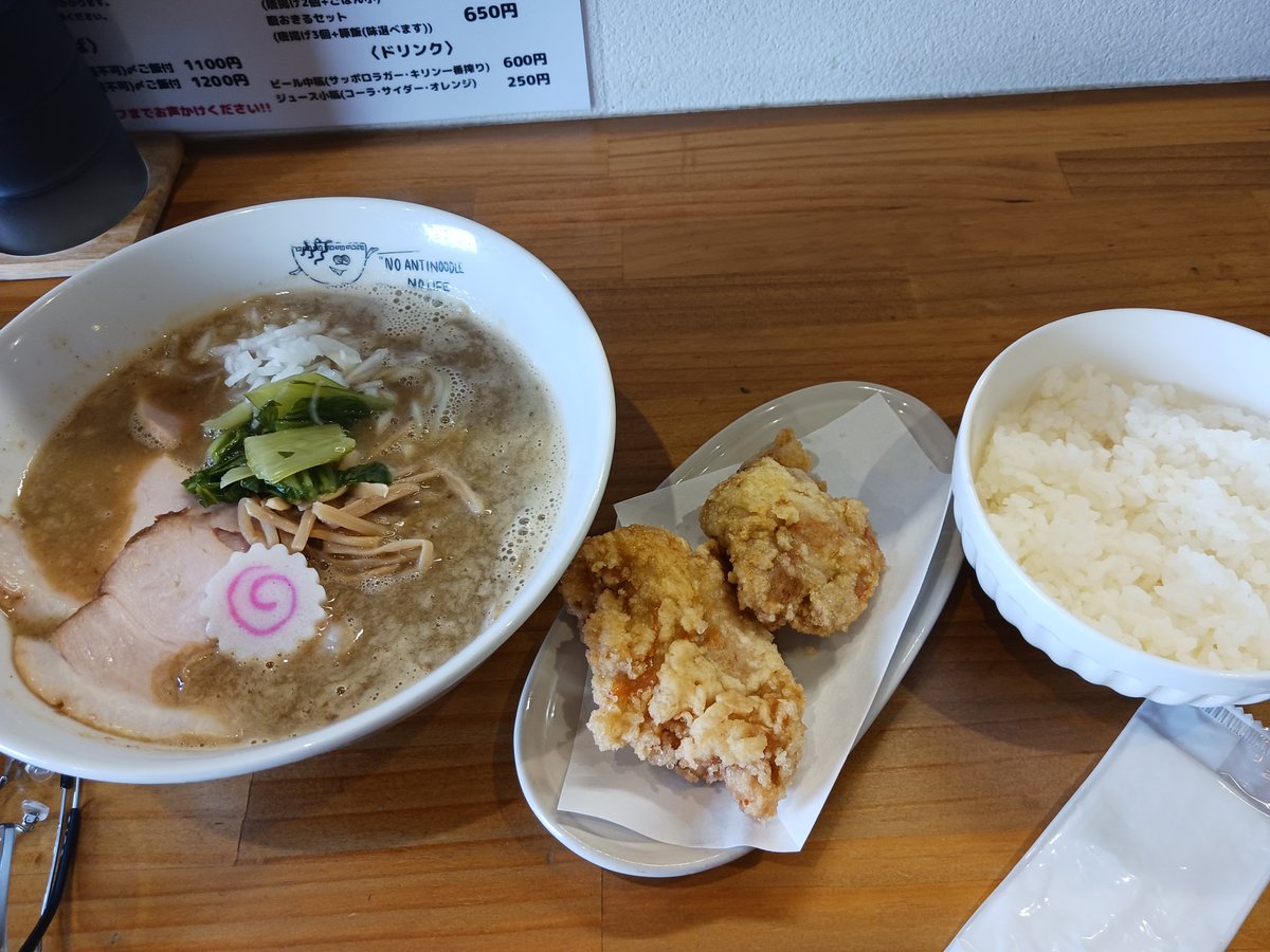 wero4170's tweet photo. 今日の昼飯
今回も「ANTI NOODLE」さんで
今日は鶏煮込み醤油と唐揚げセットです( ´ ꒳ ` )ﾉ https://t.co/HShBH89o2R