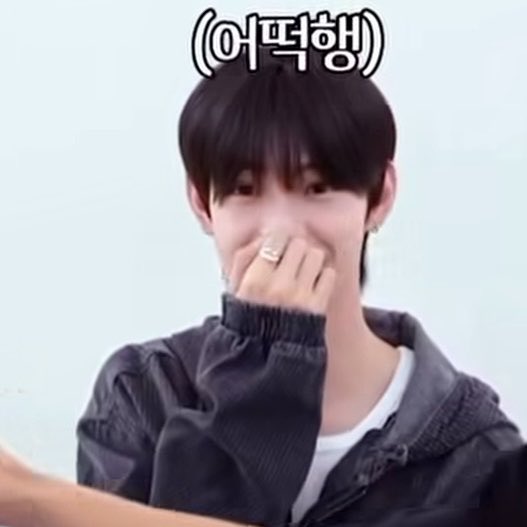lapveraili's tweet photo. 뽀뽀 어케참음?ㅜㅜ https://t.co/a74yW5pkyK