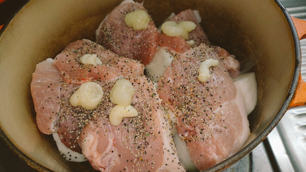 led_'s tweet photo. 肉や玉ねぎはしっかり焼いてからつくったほうがいいのも知ってるしニンニクもホールで使ったほうがいいのも知ってる
いかに手間をかけずに暇だけで作るか
そんなポークカレー https://t.co/aBASbJYWlB