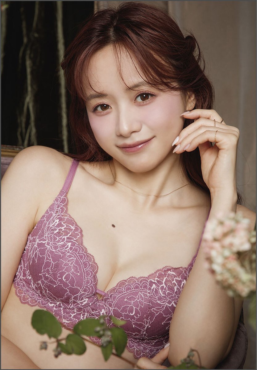 【画像】森香澄さん(31)、秋ランジェリーのTバックでお尻丸出し
