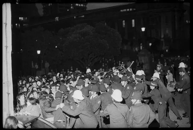 StephenClarkeNZ's tweet photo. Meanwhile back home in Wellington on 29 July 1981 — "The Battle of Molesworth Street"! This photo taken by Dominion newspaper photographer and Korean War veteran Ian Mackley. #SpringboksTour #NineteenEightyOne https://t.co/wOfYTOFNUj