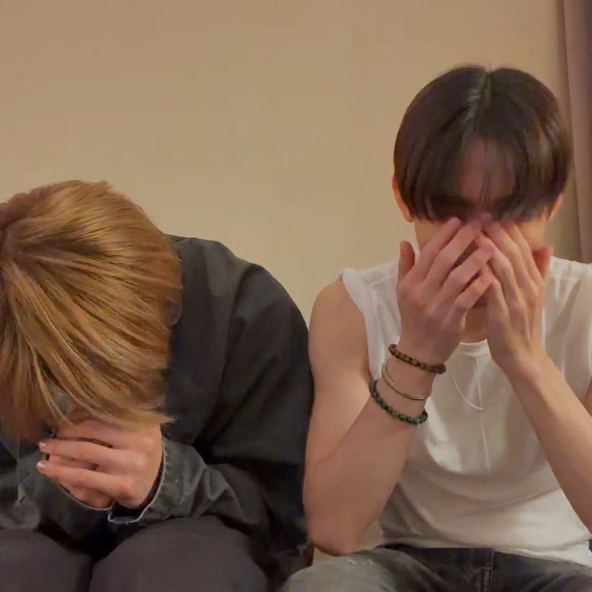 nu09na's tweet photo. 숨바꼭질  얘기하는 엄마. https://t.co/xMDQxMbTo5