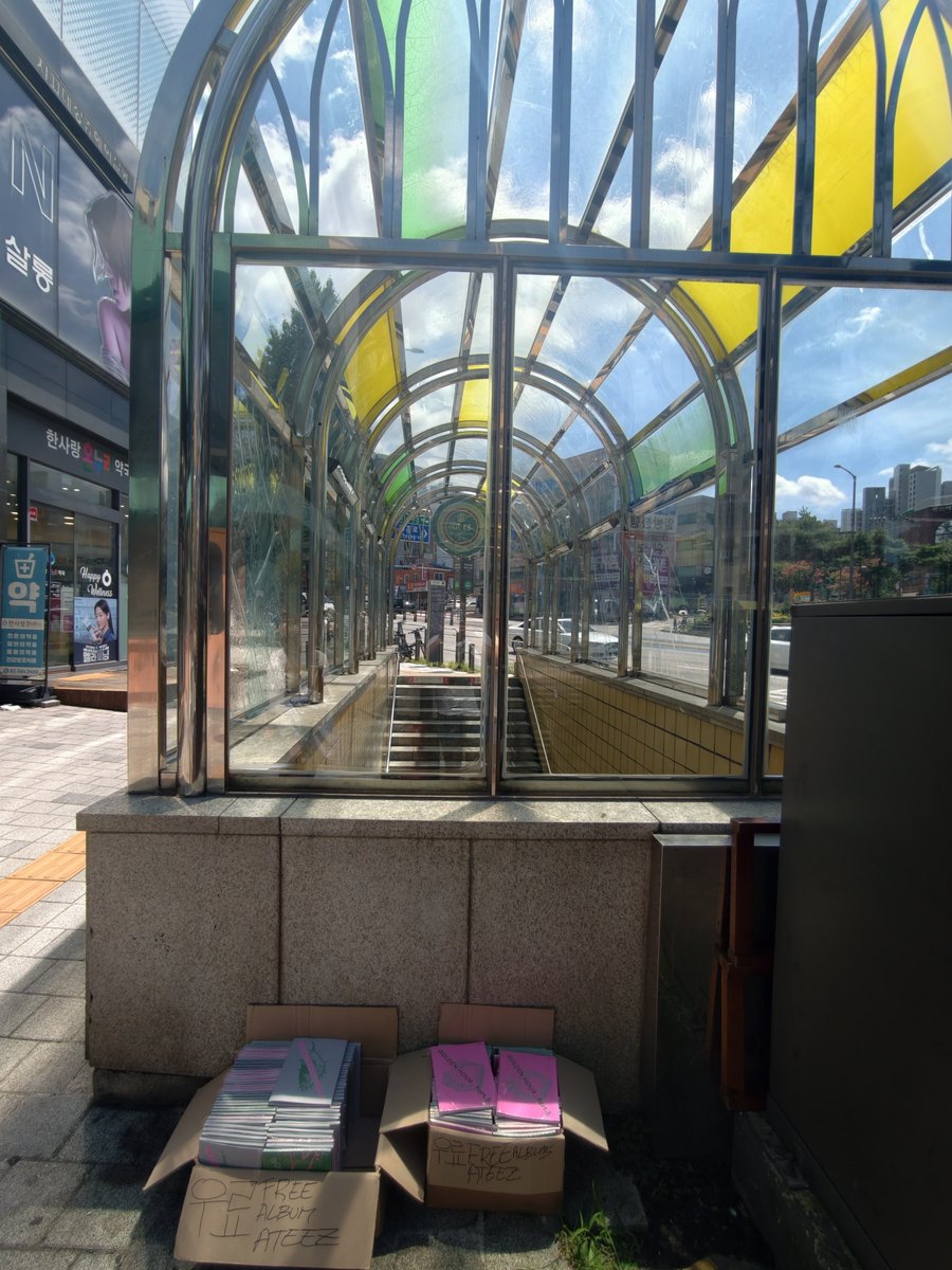 marixstraykids's tweet photo. ATEEZ 앨범 무료 나눔 🎁

📍 서울특별시 서대문구 신촌로 185-2
📍 185-2 Sinchon-ro, Seodaemun-gu, Seoul

에이티즈 앨범 무료로 가져가세요!
수량 한정 · 선착순 🫶

가져가신 분은 댓글로 알려주시면 감사하겠습니다 💕
마지막 앨범을 가져가신 분도 꼭 알려주세요!
#ATEEZ #에이티즈 #ATINY https://t.co/wnfAhCbyC3