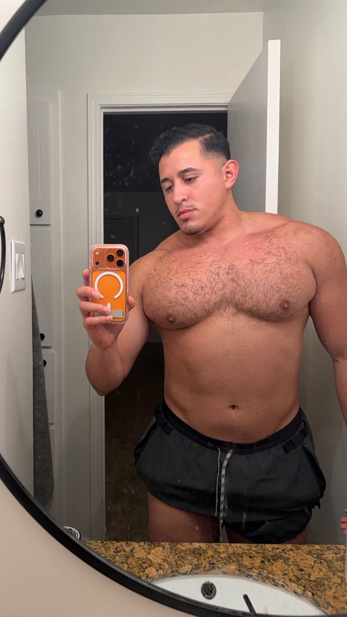 Ozzbalddd's tweet photo. Dirty mirror https://t.co/OmQsIThODR