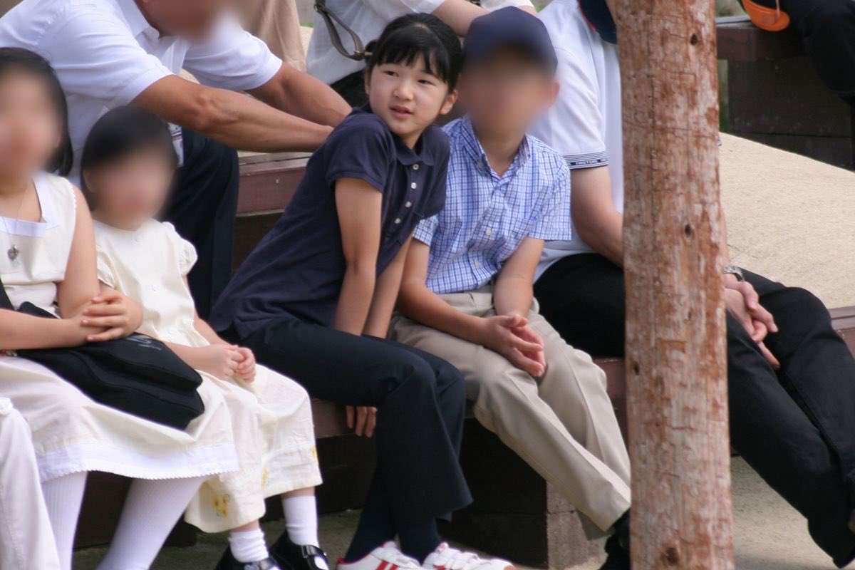 chuzaiina's tweet photo. 《両陛下も厚い信頼を》愛子さまとの距離が急接近した身長185センチ幼なじみ　現在は銀行マンとして活躍
.
Hさんは愛子さまの学習院初等科時代からの同級生。"のび太くん似"の少年だったが、名門私立大学でマリンスポーツに打ち込みたくましい体つきに

愛子さまが一部の男子児童の行動により登校に不安を訴えられていた初等科3年生ころには、夏休みに那須連山の茶臼岳登山に同行

その夏休みの後、愛子さまは登校されるようになった。Hさんの存在が一助になったと思われる

険しい登山道で愛子さまがよろけそうになると、Hさんが支えてあげていて、その仲のよさは現地でも話題になっていたそう

Hさんは大学卒業後にはメガバンクのグループ会社に就職、いまも銀行マンとして働いているらしい

また、Hさんの父親は、国内最大手の造船会社の重役で、複数の系列会社の社長も務めているらしい

身長185cm、名門私立大学卒業、銀行マン、実家太い。婚活市場で言うところの"ハイスペ人材"ですね〜