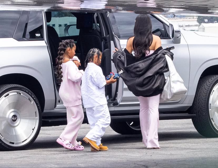 Dashvirall's tweet photo. Kim and her babies 💞 https://t.co/jOmQe2oC0r