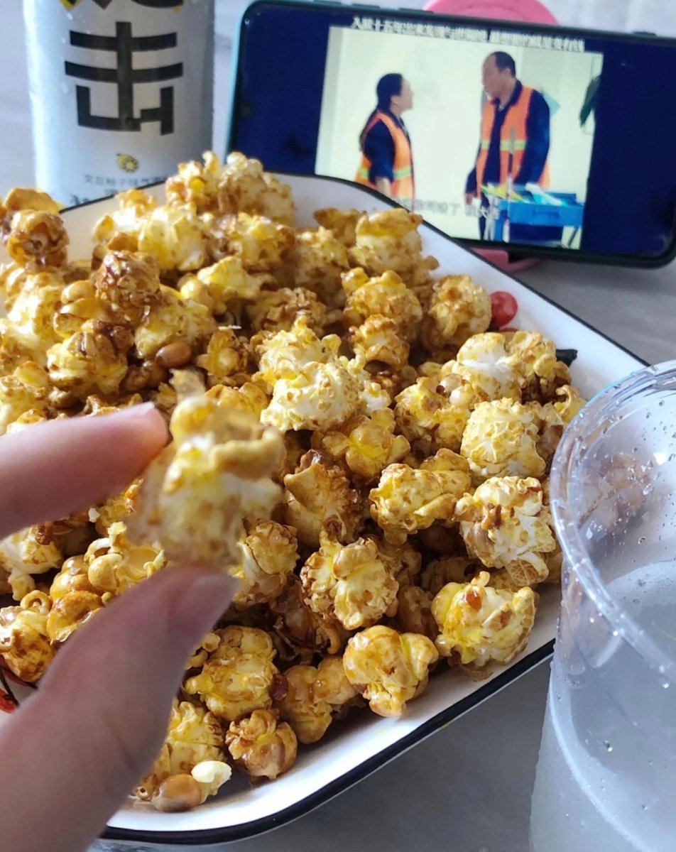 LoganWallnsjsd's tweet photo. Popped some buttery cheese popcorn and got extra for my bestie! Sharing the crispy joy hits different https://t.co/GxDD8lEtDM
