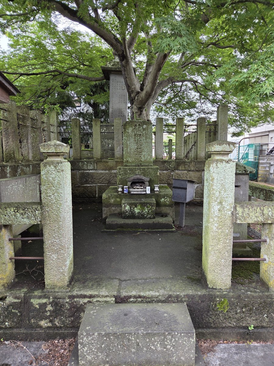 mofuo77's tweet photo. #七日町通り にある #阿弥陀寺 には幕末の鶴ヶ城の現存する唯一の遺構 #御三階 が���ります。２階と3階の間に隠し部屋があって当時は密議所に使用されていたようです。
また #新撰組 #三番隊 隊長 #斎藤一 のお墓もあります。
新撰組好きな方訪れて見て下さい。
#会津若松観光 https://t.co/uVEgSPXznu