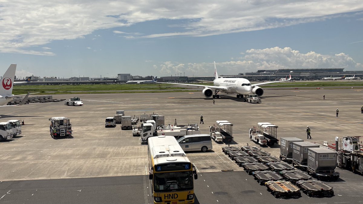 three_cat's tweet photo. 今日と明日、四国に出張のため羽田空港にいます。地震などいろいろ心配だけど行ってきやす✈️ https://t.co/Fs5VaFcLSa