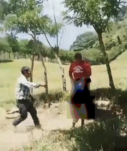 Anxiousvids's tweet photo. En Sabanilla, Chiapas (México), un video viralizado el 25 de julio mostró el abuso contra un niño indígena chol de 6 años en la comunidad Los Naranjos.

La Fiscalía General del Estado detuvo el 27 de julio a cuatro hombres:

_Aurelio “N” (dueño del predio y quien sometió al menor), 
_Octavio “N” (presunto agresor sexual), _Gabino “N” (quien grabó y compartió el video) y 
_Fernando “N” (quien ayudó a evadir a las autoridades).

Los tres primeros enfrentan cargos de pederastia con penas de hasta 50 años de prisión, el menor fue localizado, trasladado a Yajalón bajo resguardo y recibe atención psicológica especializada.