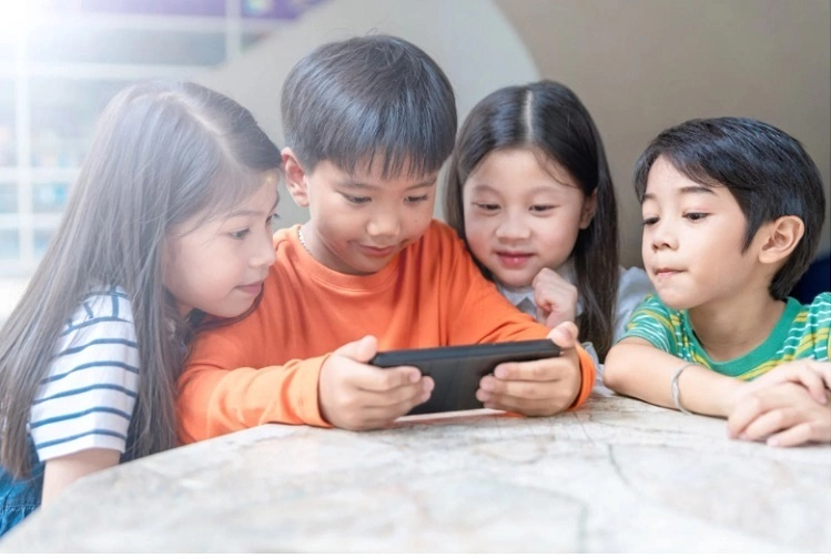 debora_holroyd's tweet photo. The moment the whole family got 'addicted' to checking out cool JPEGs on OpenSea mobile. The little ones keep pointing and asking which one is the coolest. Dad's worrying about the wallet, the kids are excited about the art! 🖼️ #FamilyFun #NFTCollector #OpenSea @opensea #osmobile https://t.co/VsA5qbyW7d