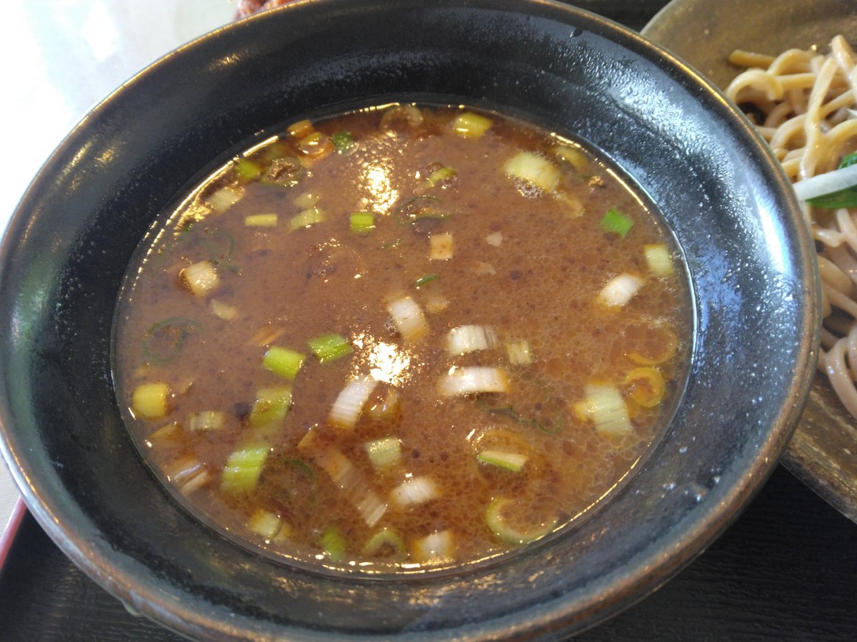 h6khfw's tweet photo. 今日はひさしぶりに宇都宮のラーメン鳴門さんでつけ麺をいただきました～✋
いつものから揚げ付きの黒いつけ麺、美味しかったです！
どうもごちそうさまでした🙇
次は大盛りかな？
またおじゃましま～す🤗 https://t.co/hMGYLLy0Hk
