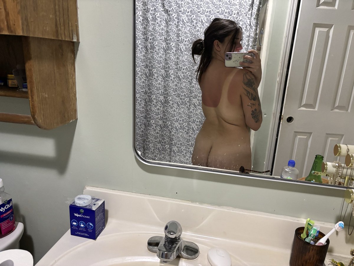 IsrealLaid's tweet photo. The evolution of my sunburn heheh 

Follow my onlyfans for more 

https://t.co/goNL8O0gnq https://t.co/8F070T4vZ1