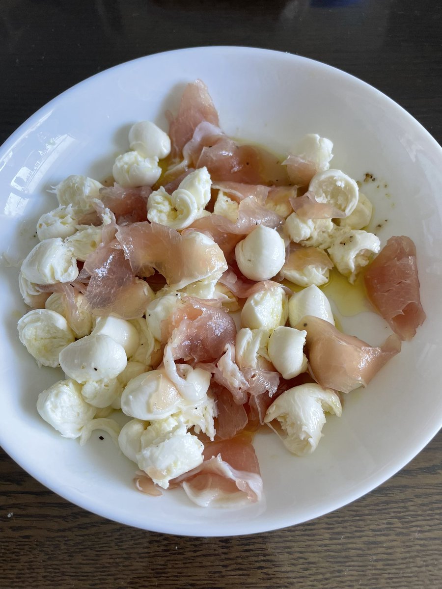 nonpapapanko's tweet photo. ひとくちモッツァレラ大好きな方にもっと美味しい食べ方あるよ！と教えてもらったのですが
レベチなので共有します
みなさん
いいですか？
よく聞いてください
このひとくちモッツァレラを3つぐらいに割くのです！
オリーブオイルが周りにまとって
とんでもなくうまい食べ物に変身します🙋‍♀️ https://t.co/D25GgAor3x