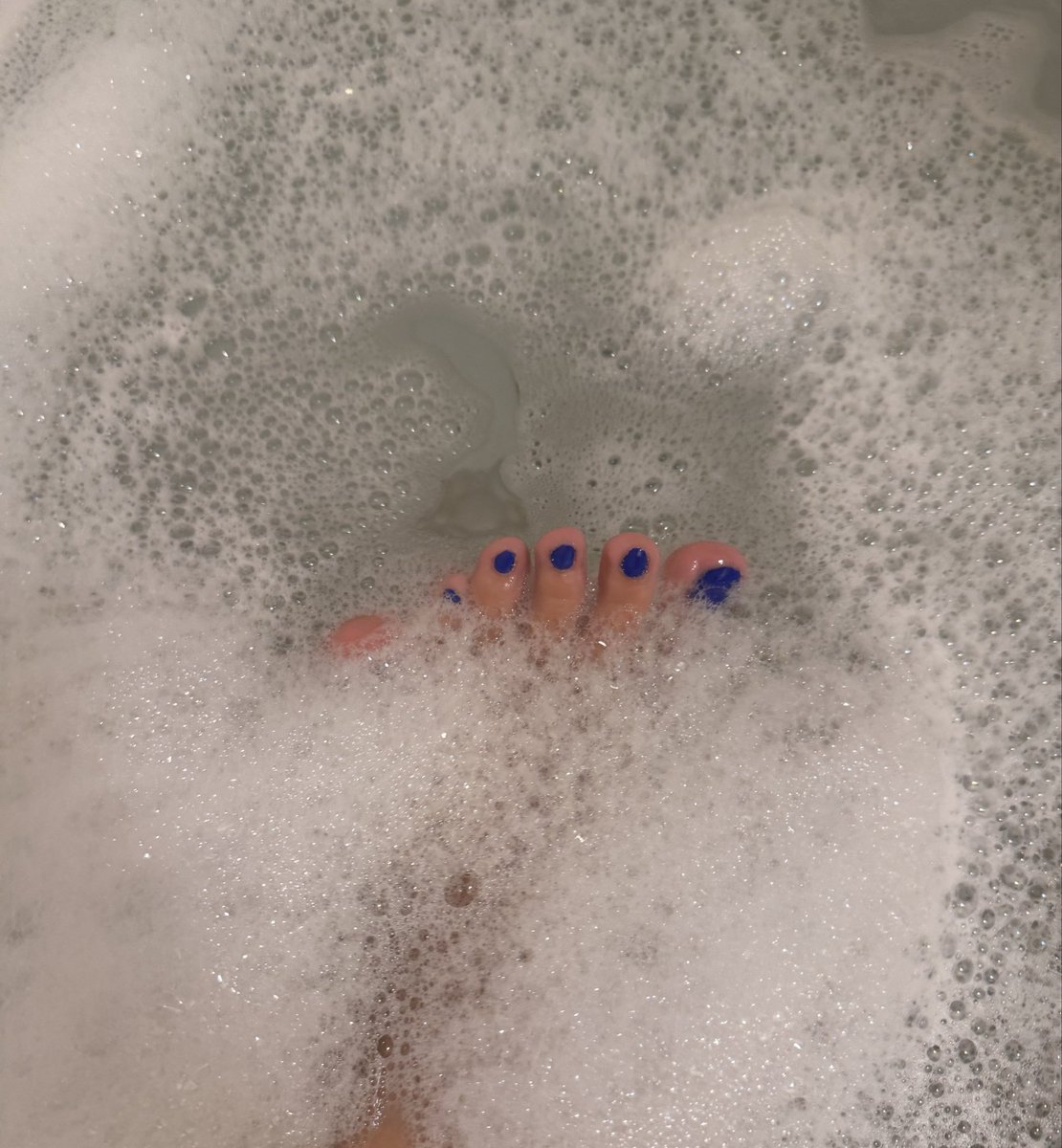 PrettiToesSoles's tweet photo. 🫧peekaboo🫧 there’s more from my bubble bath on my page🫧🧼🦶 #feet #onlyfans #onlyfansfeet https://t.co/LvixAzPAeI