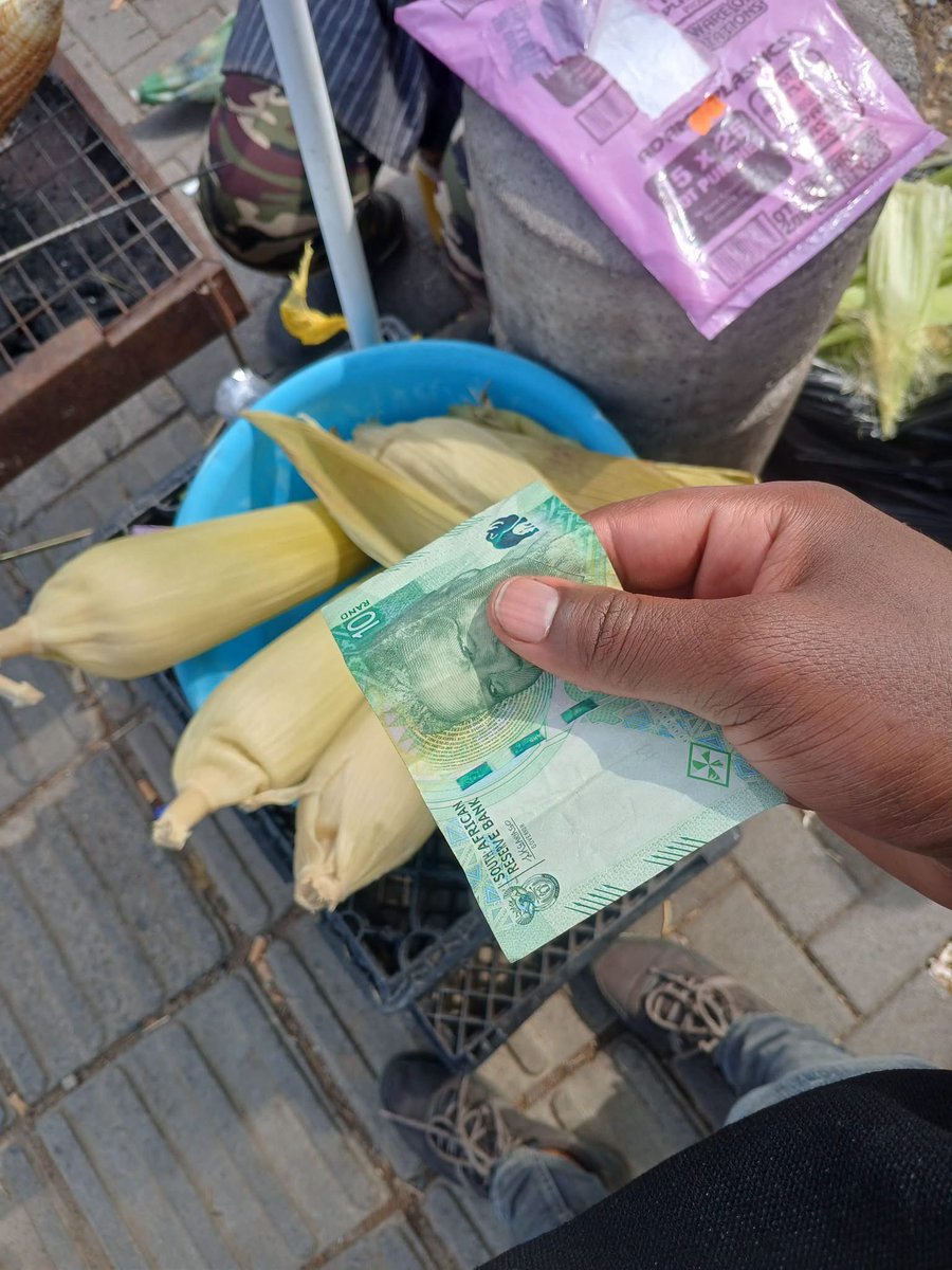 Ndi_Muvenda_'s tweet photo. I dont understand why a corn is sold for R10 in Gauteng but we buy it for R20 in Limpopo where it really comes from https://t.co/lLCO9GwqcQ