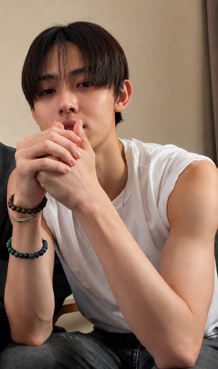 xxeoje's tweet photo. seonghyeon in a white tshirt + silver necklace >>> https://t.co/uTyNUpKnqu