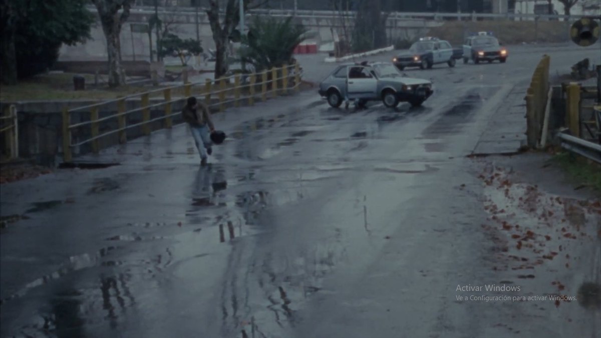 IkariBonaerense's tweet photo. Va a amanecer y desde el muelle
veo el ferry en que te vas
el amor empezó a quedarte chico
y el silencio lo enredó 

Pizza, birra, faso. 1998. https://t.co/VIwNC0sqM2