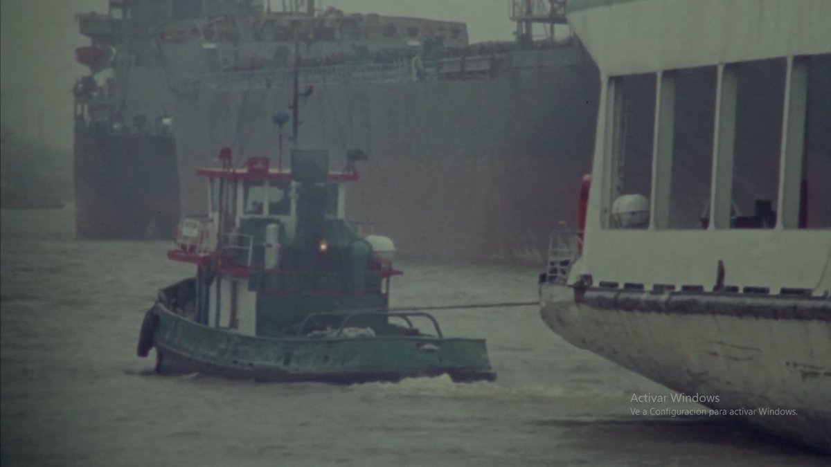 IkariBonaerense's tweet photo. Va a amanecer y desde el muelle
veo el ferry en que te vas
el amor empezó a quedarte chico
y el silencio lo enredó 

Pizza, birra, faso. 1998. https://t.co/VIwNC0sqM2